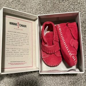 NIB! Minnetonka Kids Red Suede Fringe Moccasins. Size 3